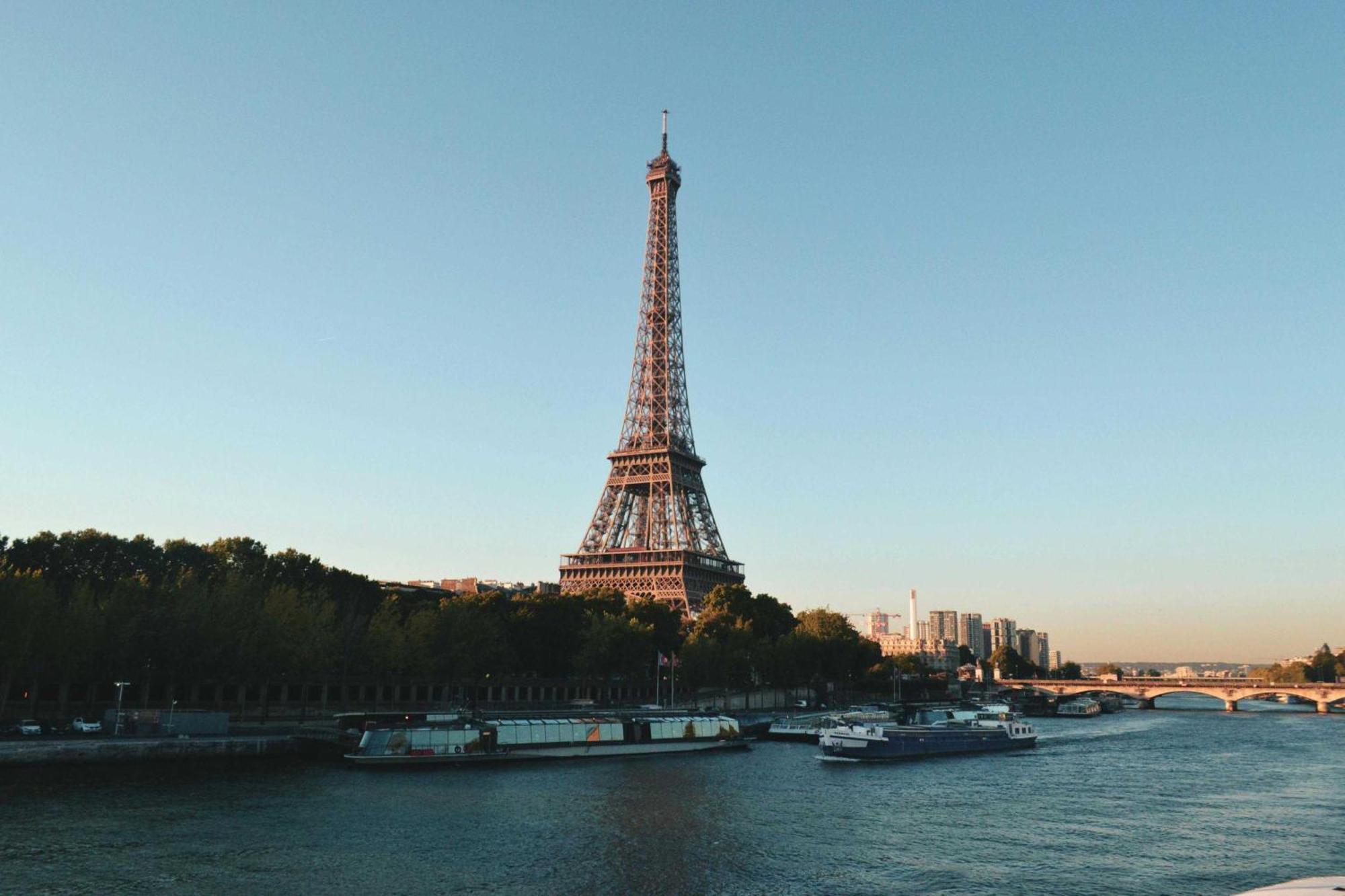 Parisian With Air Conditioning Eiffel Tower * Parigi